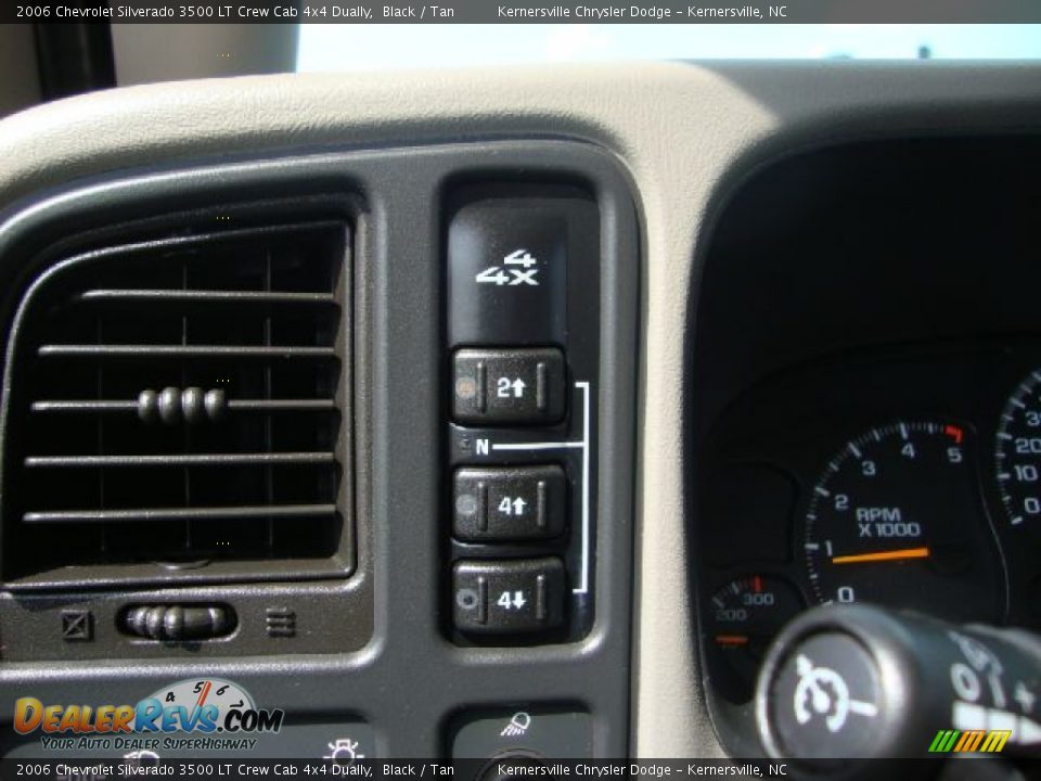 Controls of 2006 Chevrolet Silverado 3500 LT Crew Cab 4x4 Dually Photo #27