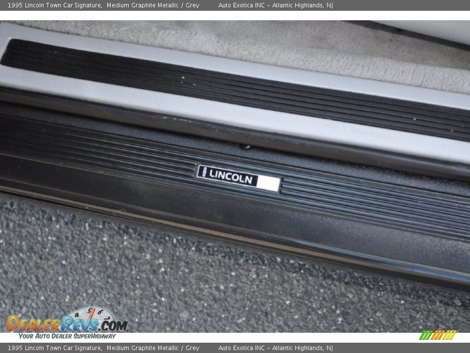 1995 Lincoln Town Car Signature Medium Graphite Metallic / Grey Photo #22