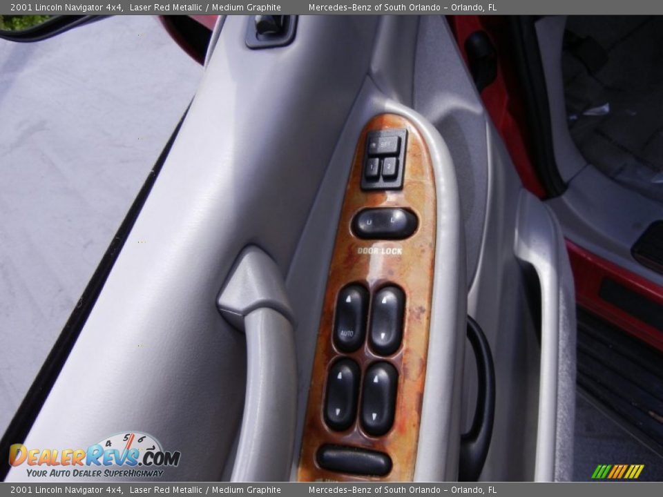 Controls of 2001 Lincoln Navigator 4x4 Photo #13
