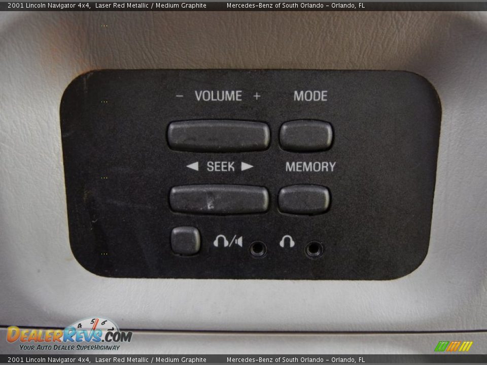Controls of 2001 Lincoln Navigator 4x4 Photo #21