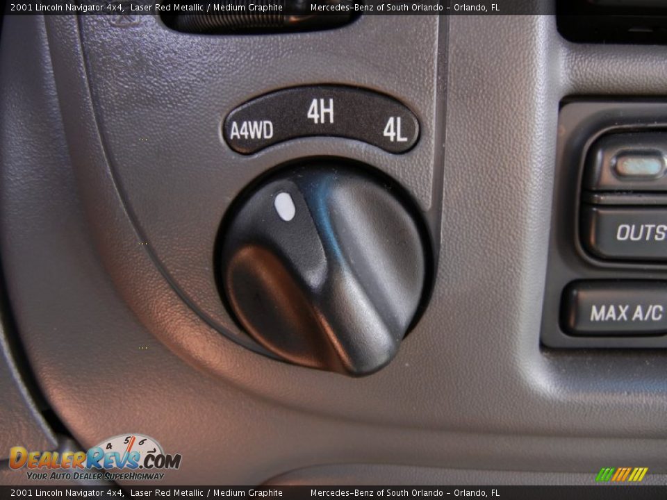 Controls of 2001 Lincoln Navigator 4x4 Photo #28