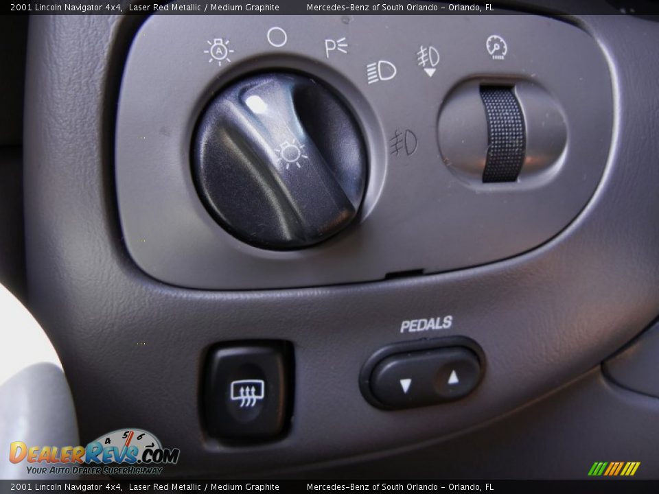 Controls of 2001 Lincoln Navigator 4x4 Photo #29