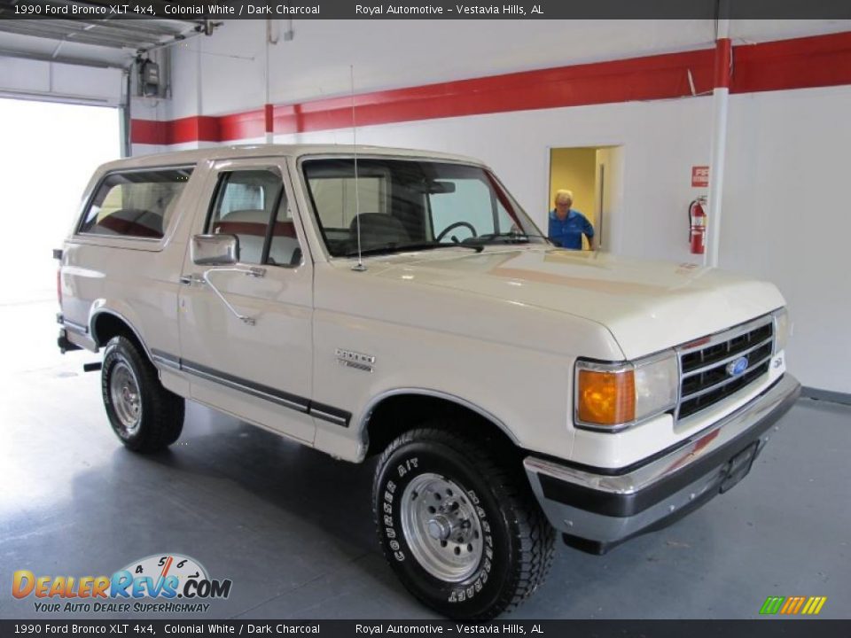 Front 3/4 View of 1990 Ford Bronco XLT 4x4 Photo #5