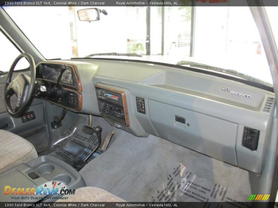 Dashboard of 1990 Ford Bronco XLT 4x4 Photo #8