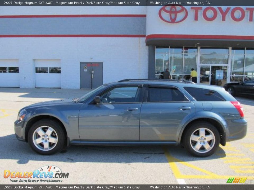 2005 Dodge Magnum SXT AWD Magnesium Pearl / Dark Slate Gray/Medium Slate Gray Photo #2