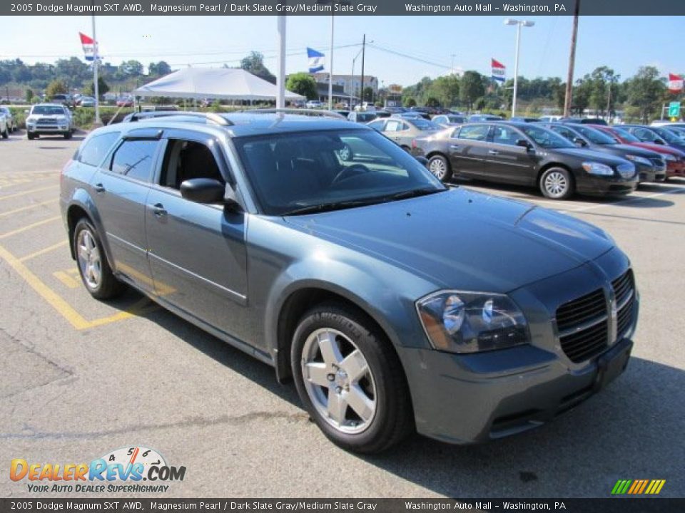 Front 3/4 View of 2005 Dodge Magnum SXT AWD Photo #9