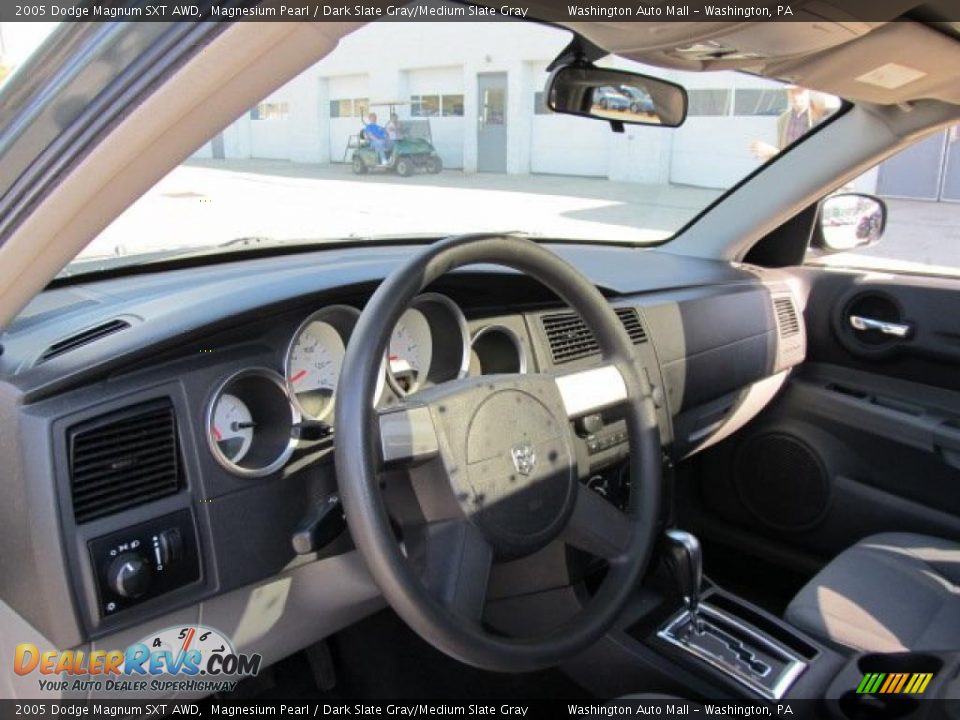 2005 Dodge Magnum SXT AWD Magnesium Pearl / Dark Slate Gray/Medium Slate Gray Photo #11