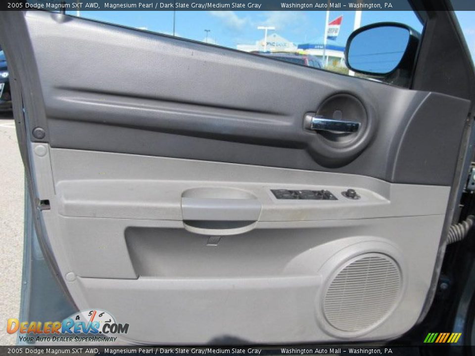 Door Panel of 2005 Dodge Magnum SXT AWD Photo #12