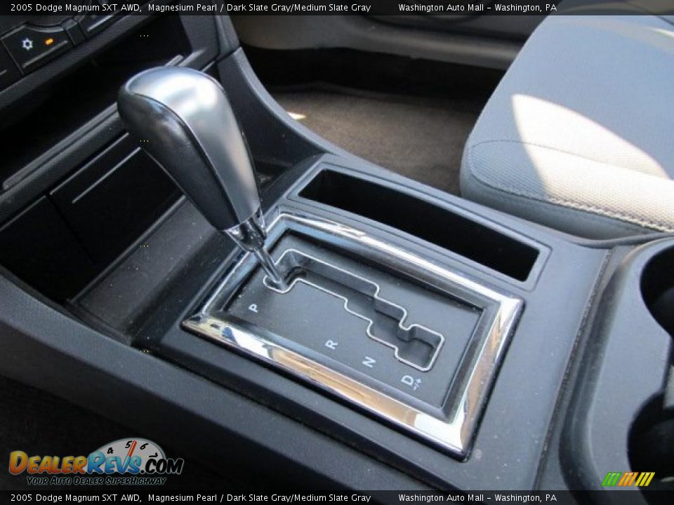 2005 Dodge Magnum SXT AWD Shifter Photo #14