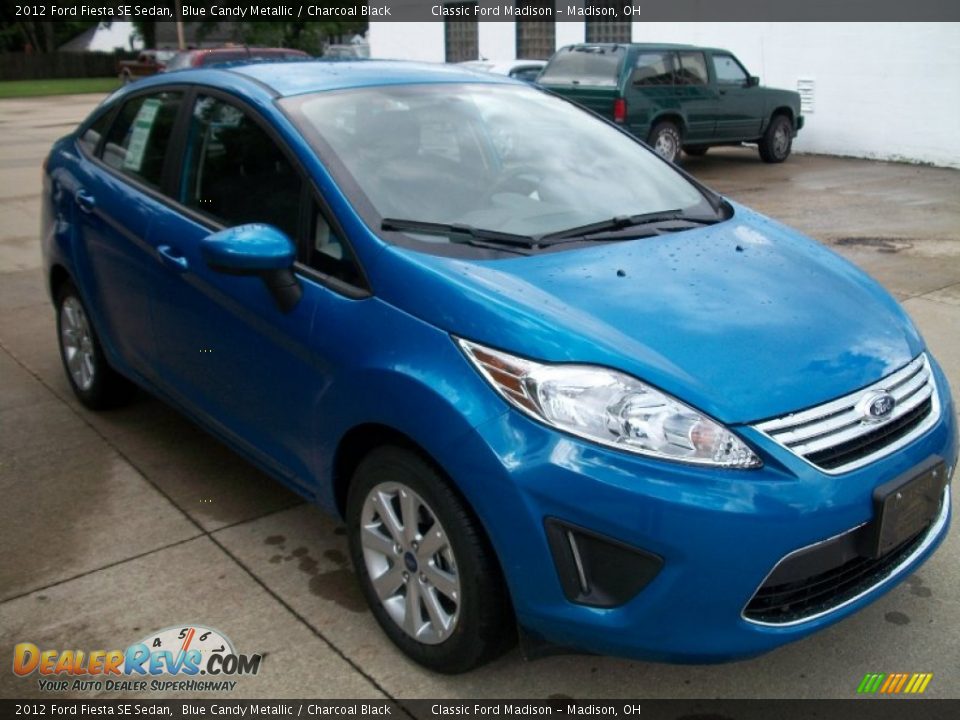 Front 3/4 View of 2012 Ford Fiesta SE Sedan Photo #3