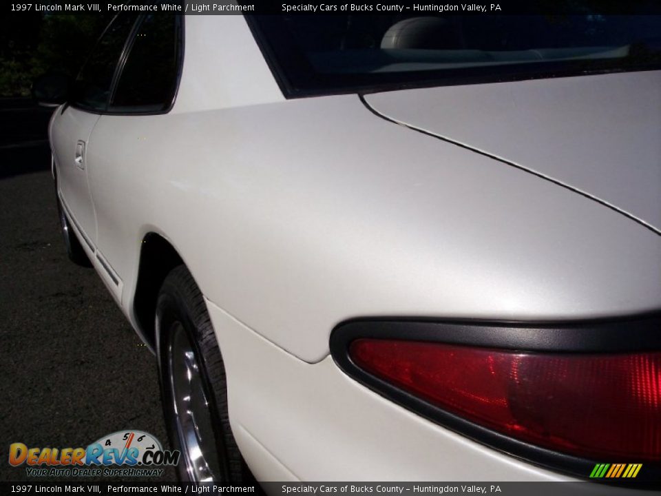 1997 Lincoln Mark VIII Performance White / Light Parchment Photo #25