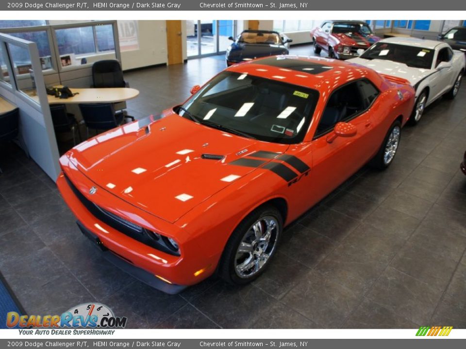 Front 3/4 View of 2009 Dodge Challenger R/T Photo #1
