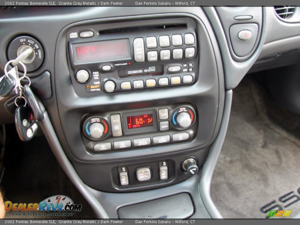 Controls of 2002 Pontiac Bonneville SLE Photo #22