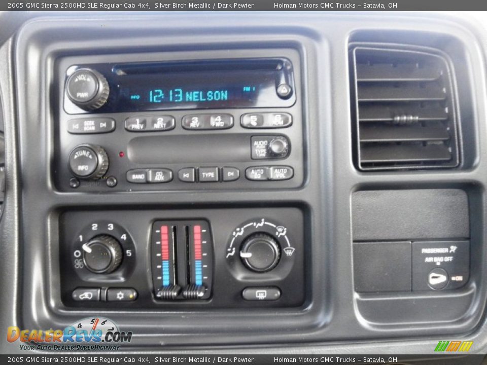 Controls of 2005 GMC Sierra 2500HD SLE Regular Cab 4x4 Photo #8