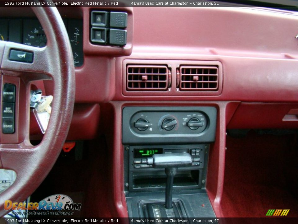 Controls of 1993 Ford Mustang LX Convertible Photo #17