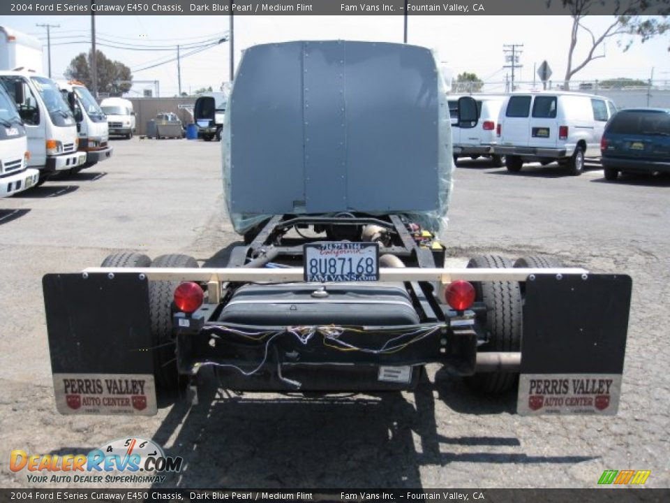 2004 Ford E Series Cutaway E450 Chassis Dark Blue Pearl / Medium Flint Photo #5