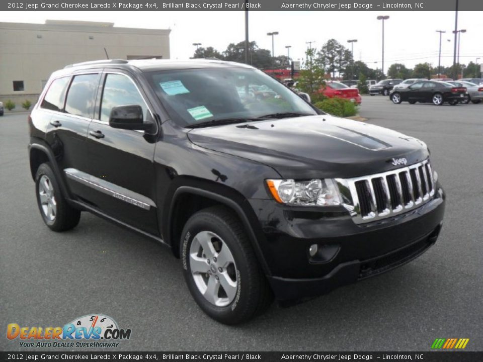 Front 3/4 View of 2012 Jeep Grand Cherokee Laredo X Package 4x4 Photo #5