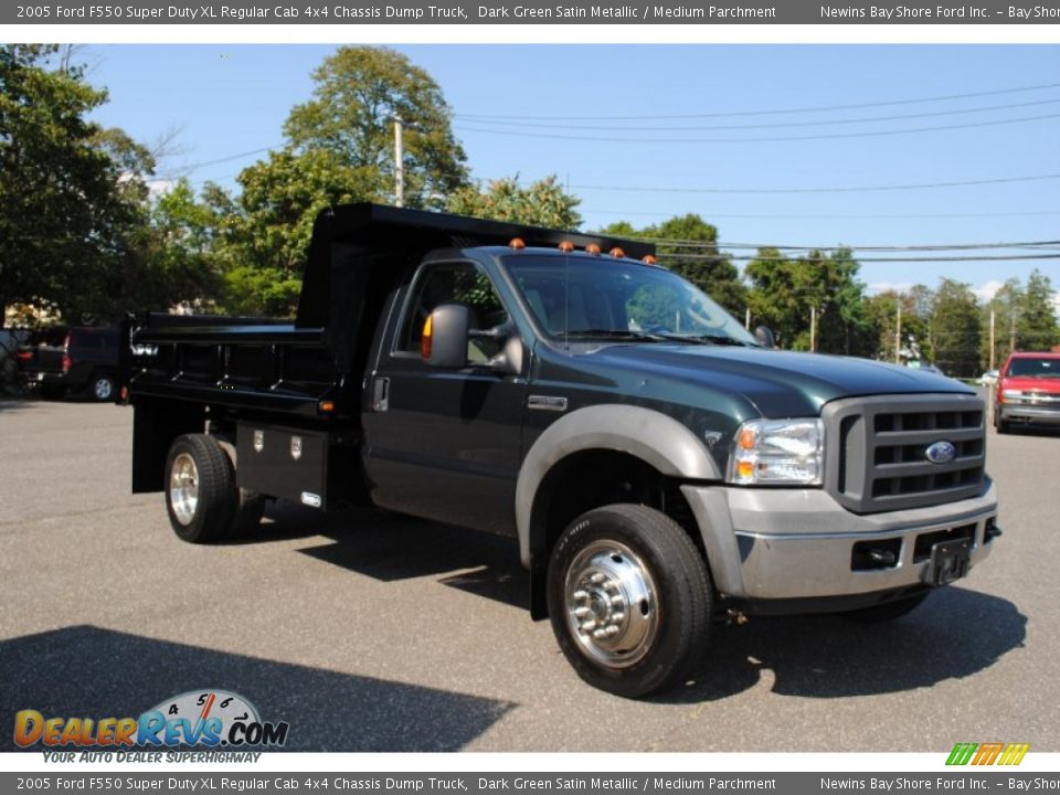 Front 3/4 View of 2005 Ford F550 Super Duty XL Regular Cab 4x4 Chassis Dump Truck Photo #7