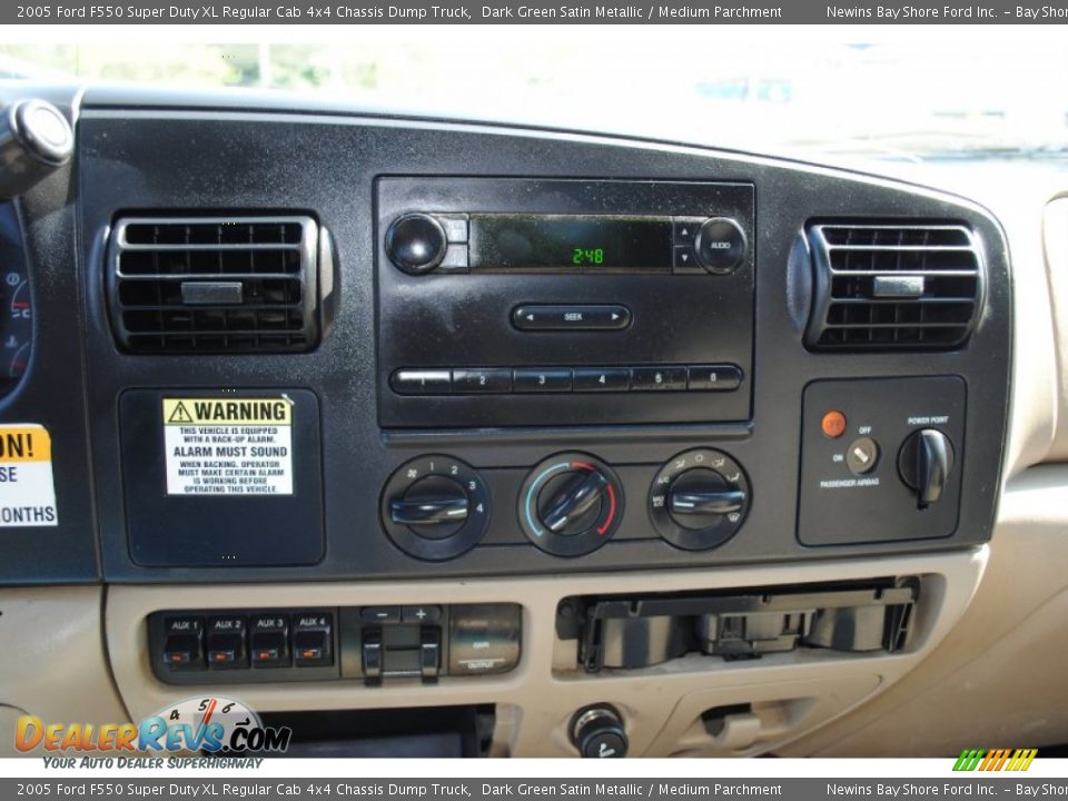 Controls of 2005 Ford F550 Super Duty XL Regular Cab 4x4 Chassis Dump Truck Photo #12