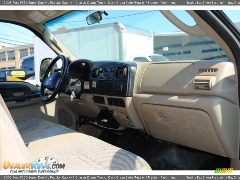 Dashboard of 2005 Ford F550 Super Duty XL Regular Cab 4x4 Chassis Dump Truck Photo #15