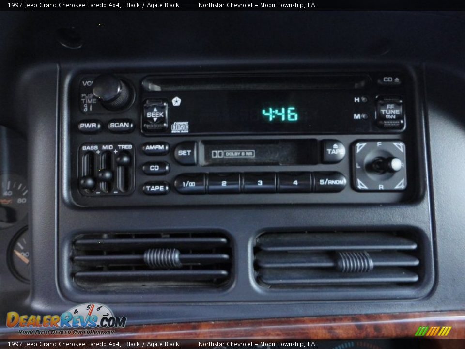 Audio System of 1997 Jeep Grand Cherokee Laredo 4x4 Photo #13