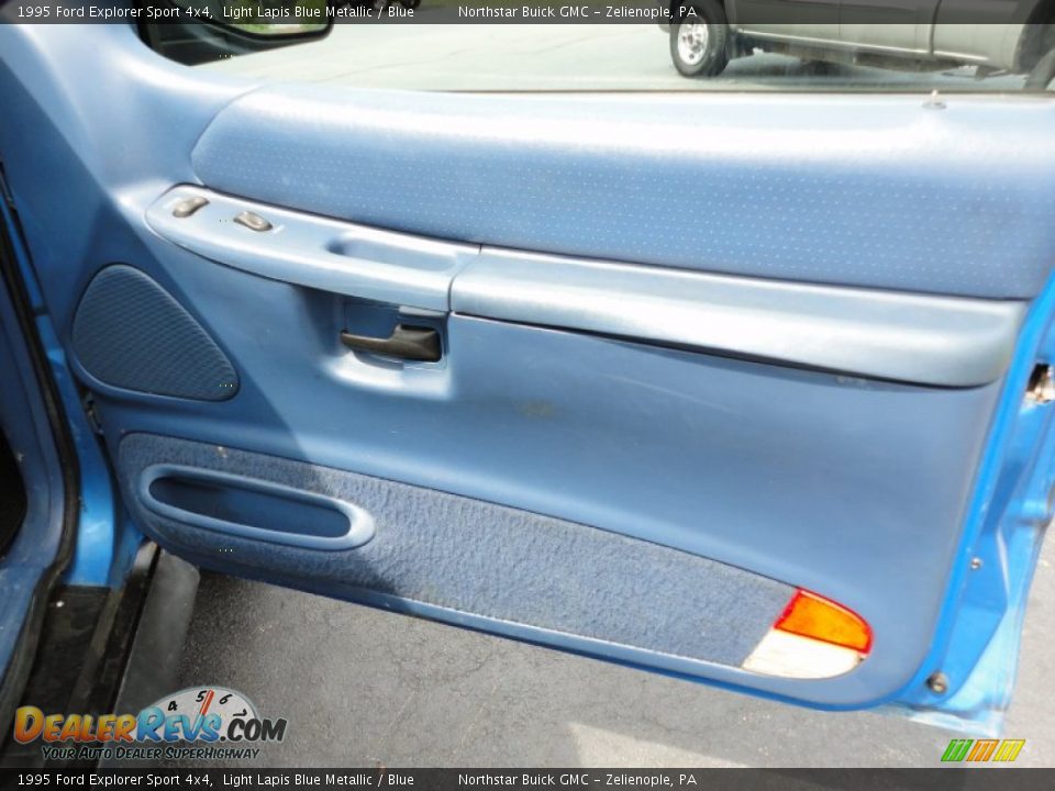 1995 Ford Explorer Sport 4x4 Light Lapis Blue Metallic / Blue Photo #17