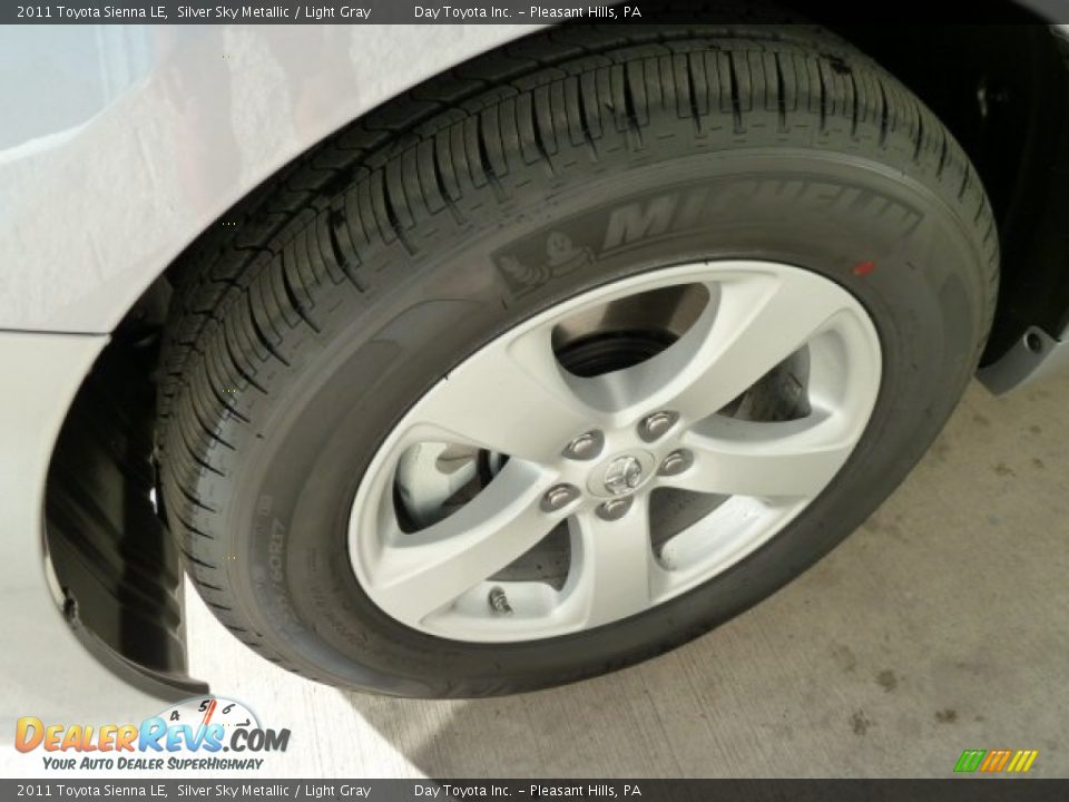 2011 Toyota Sienna LE Silver Sky Metallic / Light Gray Photo #7