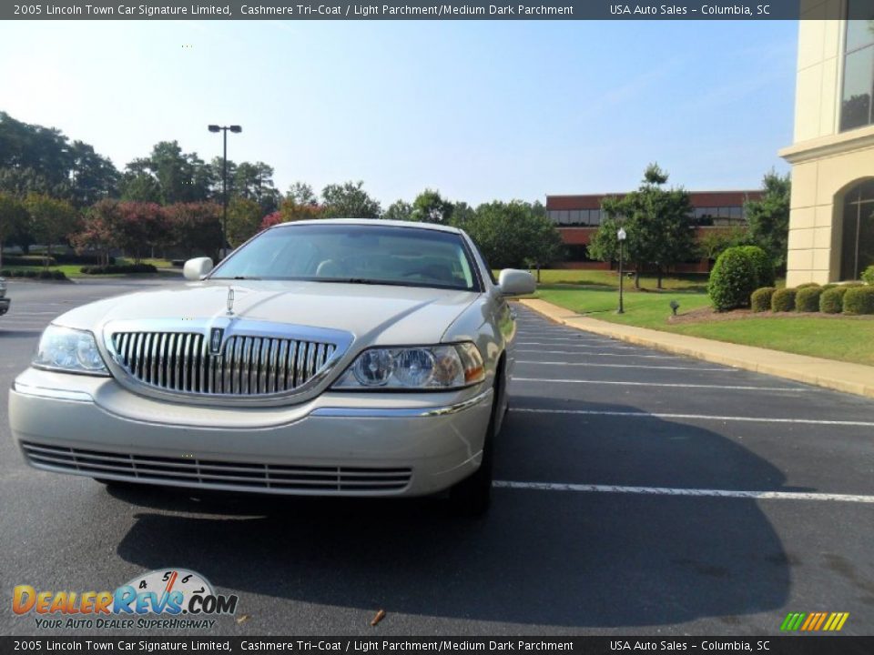 2005 Lincoln Town Car Signature Limited Cashmere Tri-Coat / Light Parchment/Medium Dark Parchment Photo #2