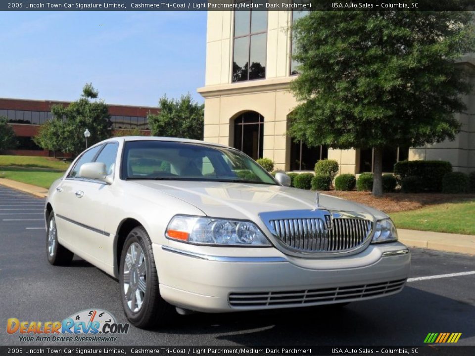 2005 Lincoln Town Car Signature Limited Cashmere Tri-Coat / Light Parchment/Medium Dark Parchment Photo #3