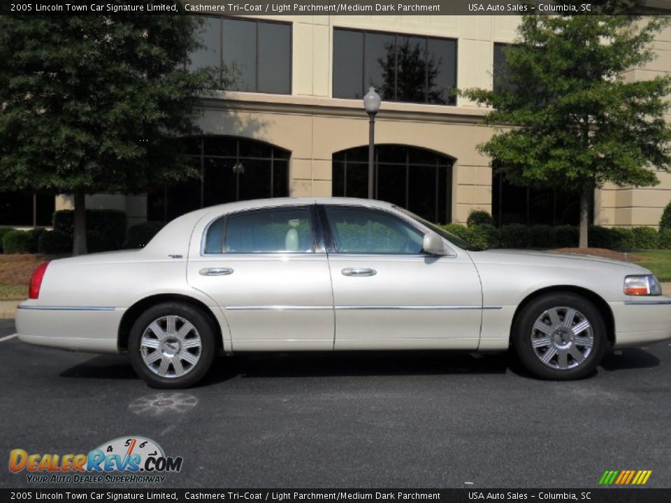 2005 Lincoln Town Car Signature Limited Cashmere Tri-Coat / Light Parchment/Medium Dark Parchment Photo #4