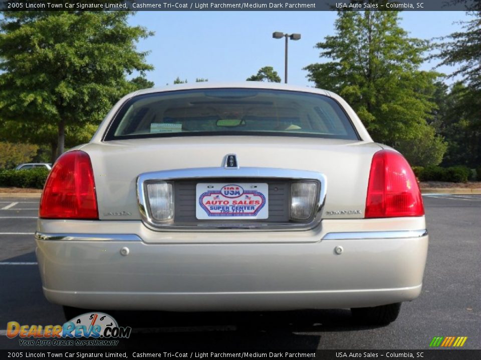 2005 Lincoln Town Car Signature Limited Cashmere Tri-Coat / Light Parchment/Medium Dark Parchment Photo #6