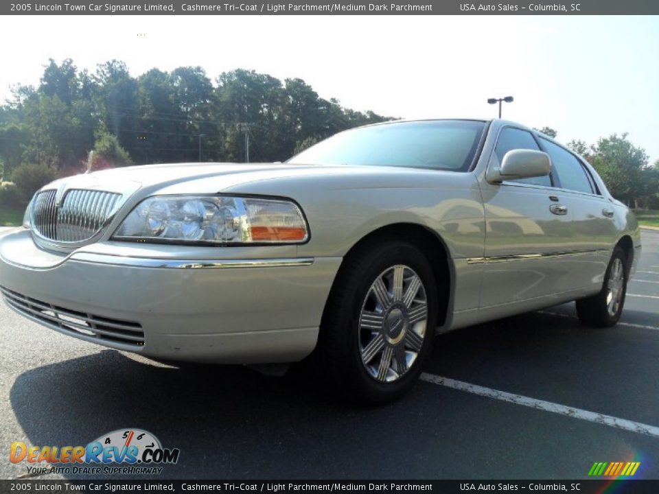 2005 Lincoln Town Car Signature Limited Cashmere Tri-Coat / Light Parchment/Medium Dark Parchment Photo #9