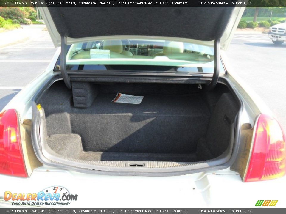 2005 Lincoln Town Car Signature Limited Cashmere Tri-Coat / Light Parchment/Medium Dark Parchment Photo #11