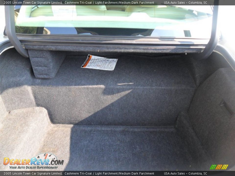 2005 Lincoln Town Car Signature Limited Cashmere Tri-Coat / Light Parchment/Medium Dark Parchment Photo #12