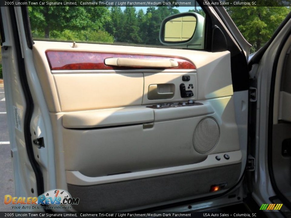 2005 Lincoln Town Car Signature Limited Cashmere Tri-Coat / Light Parchment/Medium Dark Parchment Photo #13