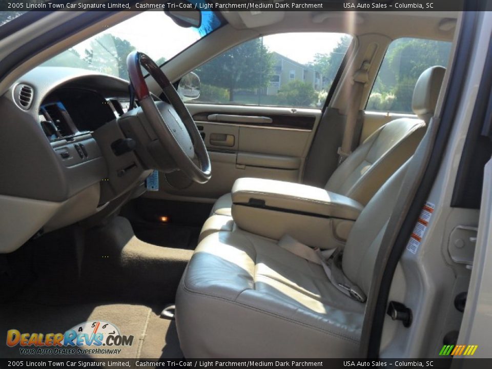 2005 Lincoln Town Car Signature Limited Cashmere Tri-Coat / Light Parchment/Medium Dark Parchment Photo #14