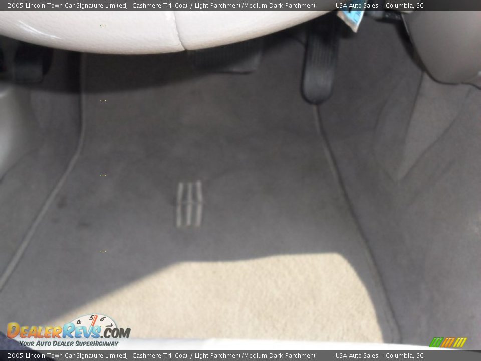 2005 Lincoln Town Car Signature Limited Cashmere Tri-Coat / Light Parchment/Medium Dark Parchment Photo #15