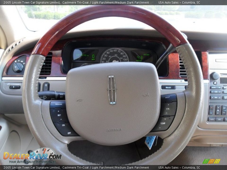 2005 Lincoln Town Car Signature Limited Cashmere Tri-Coat / Light Parchment/Medium Dark Parchment Photo #16