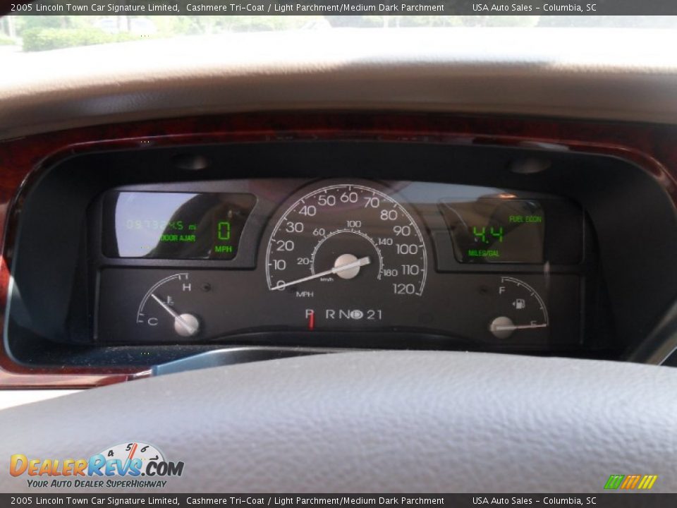 2005 Lincoln Town Car Signature Limited Cashmere Tri-Coat / Light Parchment/Medium Dark Parchment Photo #17