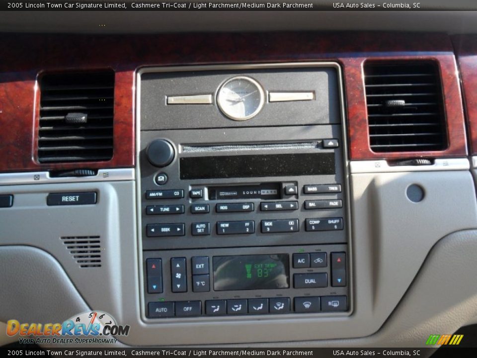 2005 Lincoln Town Car Signature Limited Cashmere Tri-Coat / Light Parchment/Medium Dark Parchment Photo #19