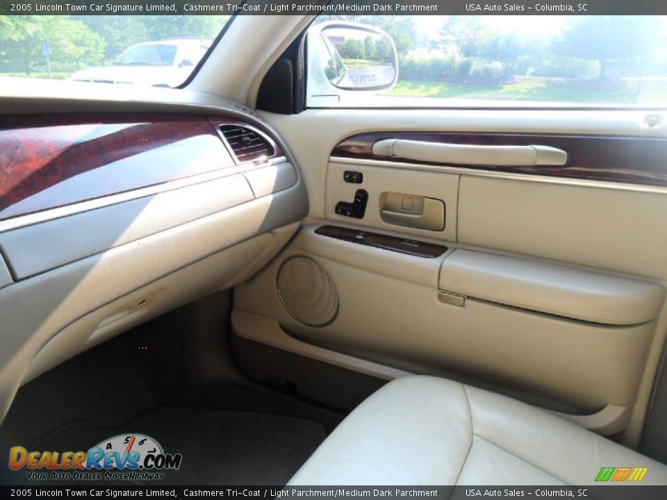 2005 Lincoln Town Car Signature Limited Cashmere Tri-Coat / Light Parchment/Medium Dark Parchment Photo #20