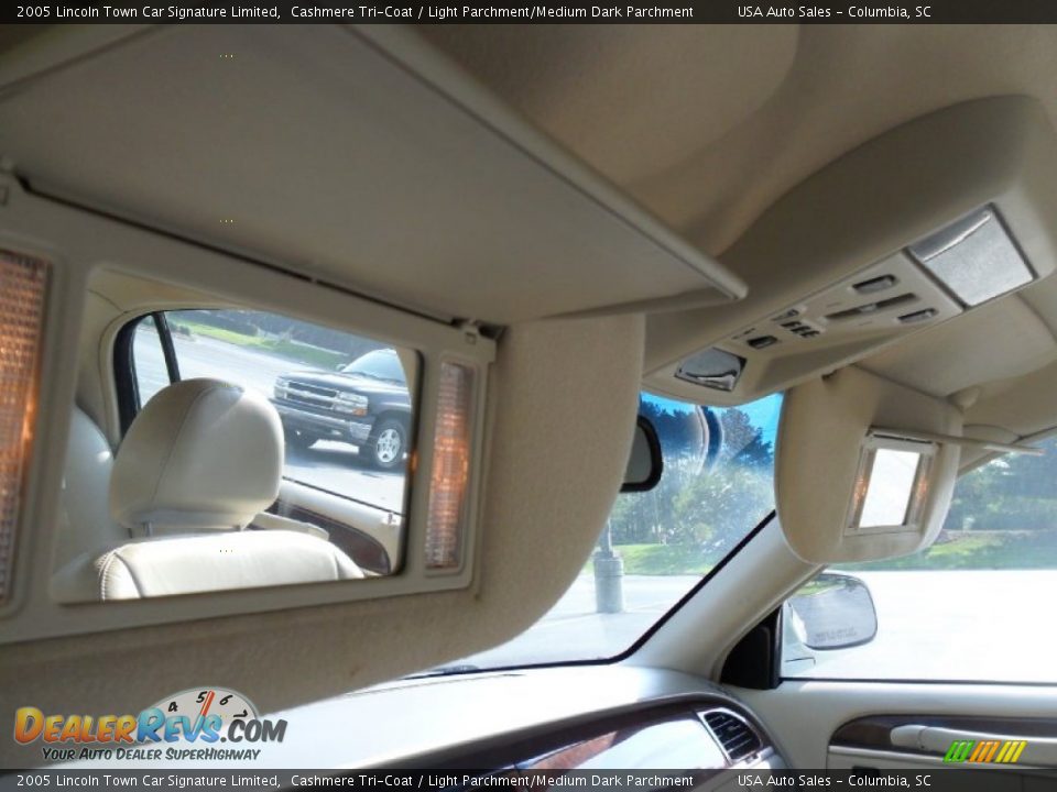 2005 Lincoln Town Car Signature Limited Cashmere Tri-Coat / Light Parchment/Medium Dark Parchment Photo #21