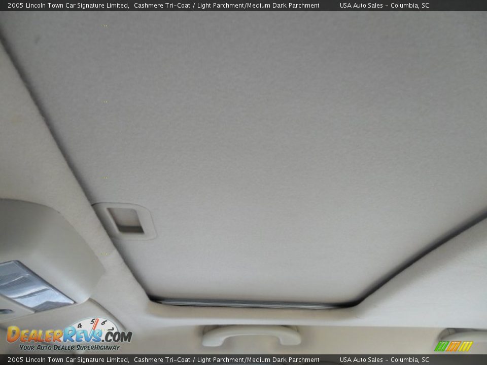 2005 Lincoln Town Car Signature Limited Cashmere Tri-Coat / Light Parchment/Medium Dark Parchment Photo #23