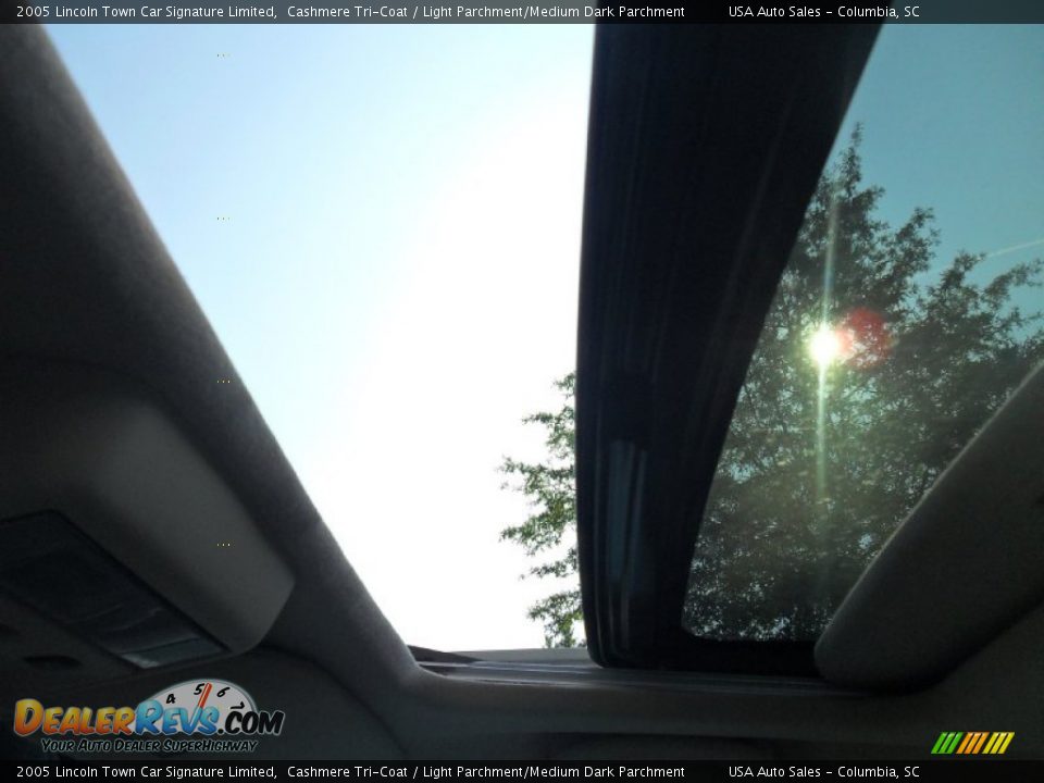 2005 Lincoln Town Car Signature Limited Cashmere Tri-Coat / Light Parchment/Medium Dark Parchment Photo #25