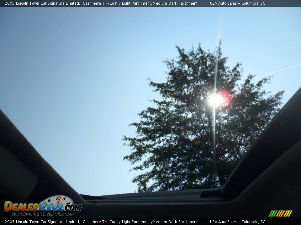 2005 Lincoln Town Car Signature Limited Cashmere Tri-Coat / Light Parchment/Medium Dark Parchment Photo #26