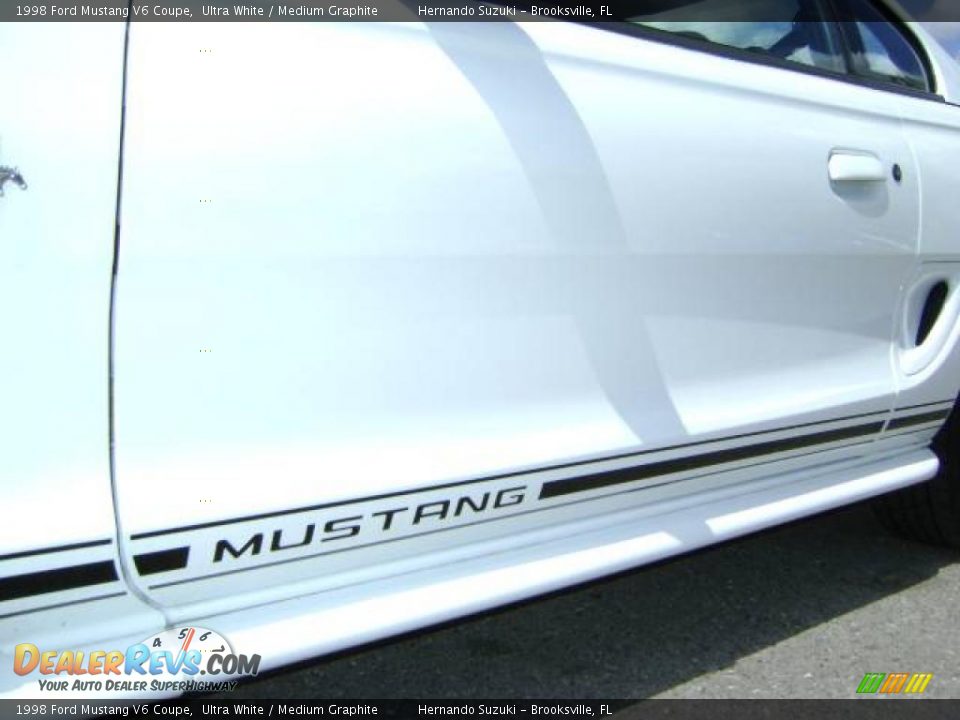 1998 Ford Mustang V6 Coupe Ultra White / Medium Graphite Photo #10