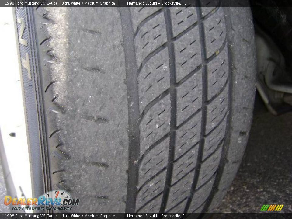 1998 Ford Mustang V6 Coupe Ultra White / Medium Graphite Photo #12