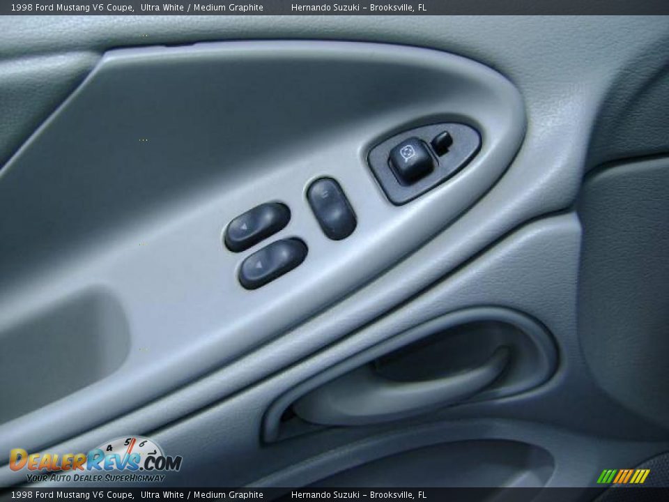 1998 Ford Mustang V6 Coupe Ultra White / Medium Graphite Photo #15