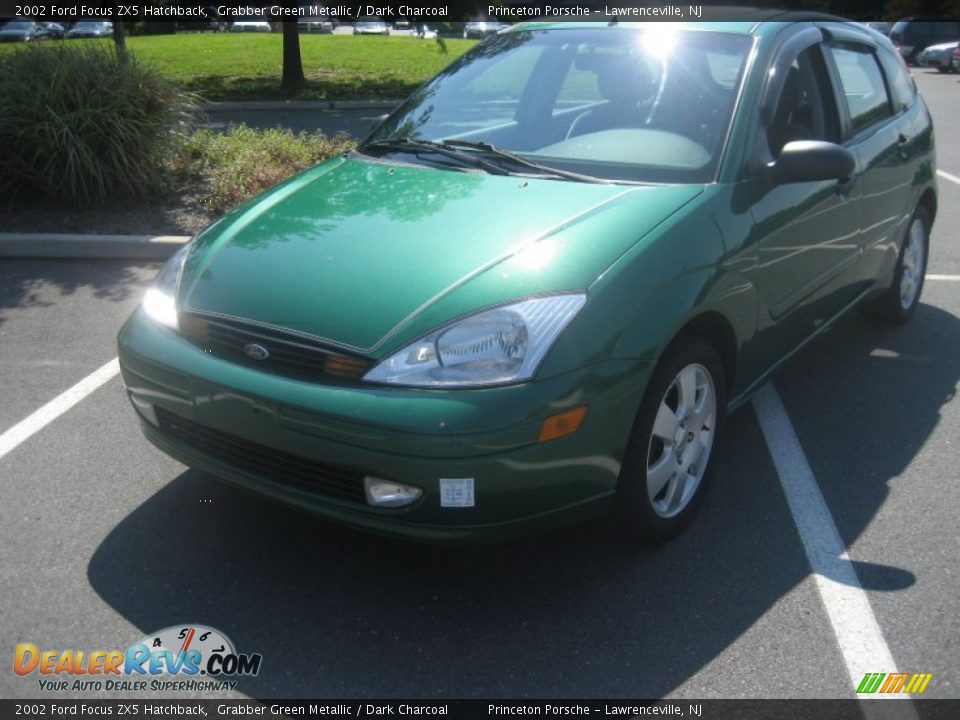 2002 Ford Focus ZX5 Hatchback Grabber Green Metallic / Dark Charcoal Photo #5