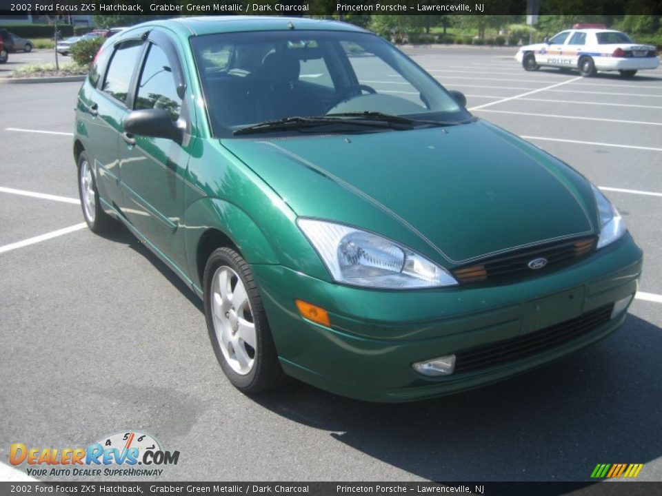 Front 3/4 View of 2002 Ford Focus ZX5 Hatchback Photo #7